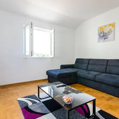 Ana - One Bedroom With Balcony *