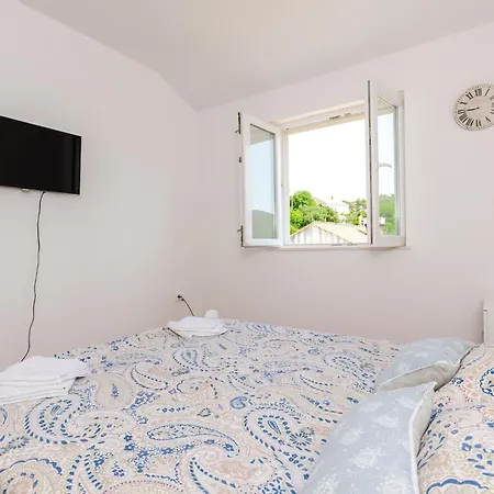 Ana - One Bedroom With Balcony Apartment