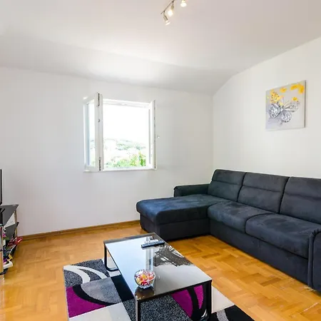 Ana - One Bedroom With Balcony *