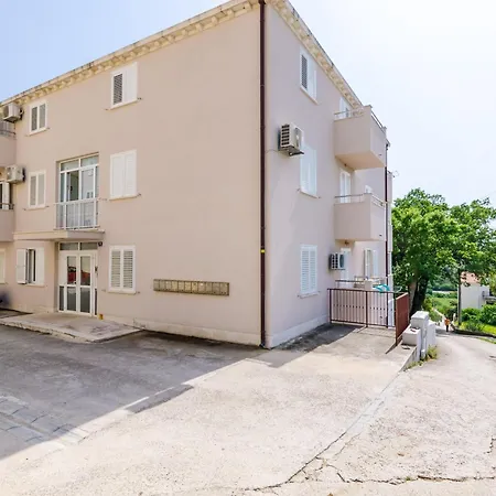 Ana - One Bedroom With Balcony