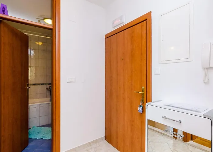 Apartamento Ana - One Bedroom With Balcony *